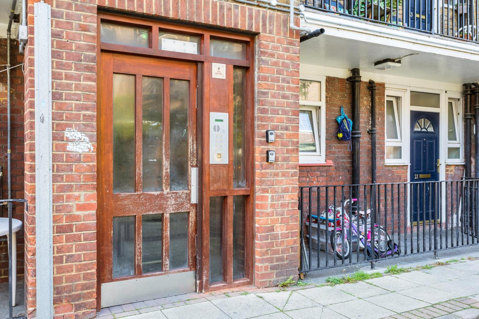 Balcony And Parking Kensingston Londra
